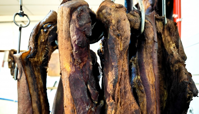 现全是肥肉 网友：连传统美食都不放过龙8国际龙8网站女子撕开腊肉表面发(图2)