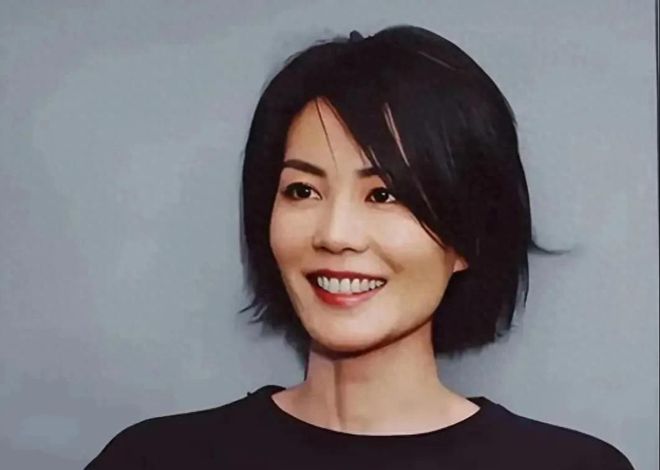 出镜虽头发微瑕但皮肤白皙56岁王菲酒店会友棉服