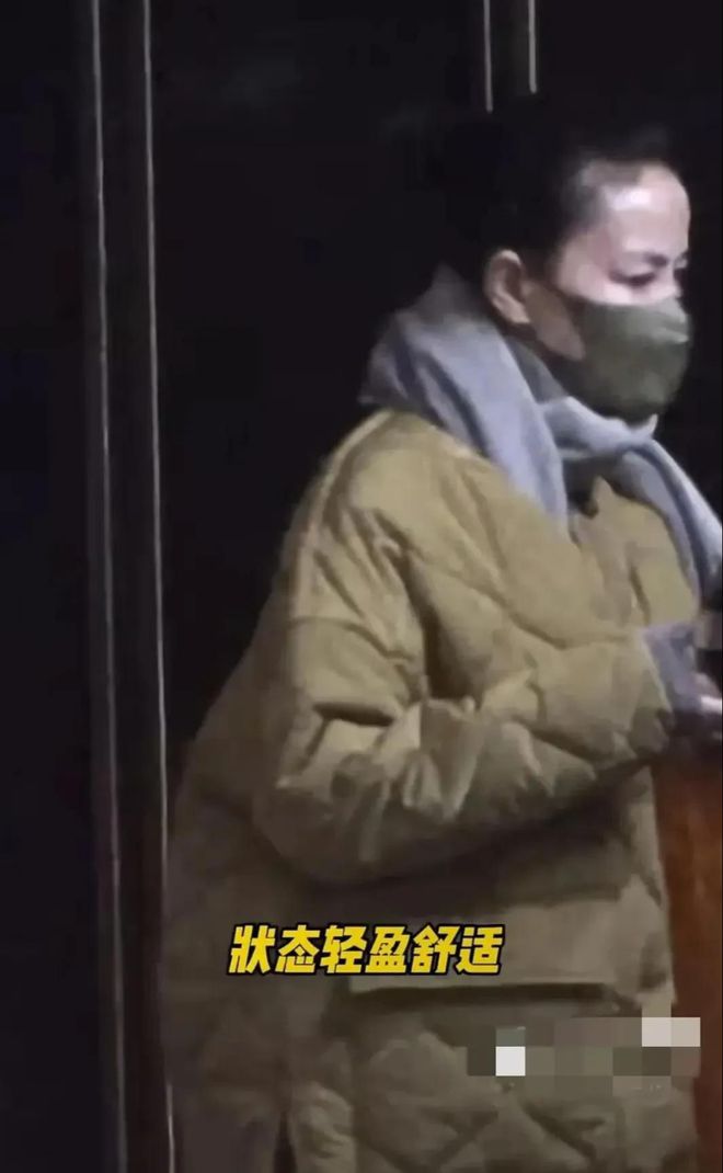 出镜虽头发微瑕但皮肤白皙56岁王菲酒店会友棉服(图2)