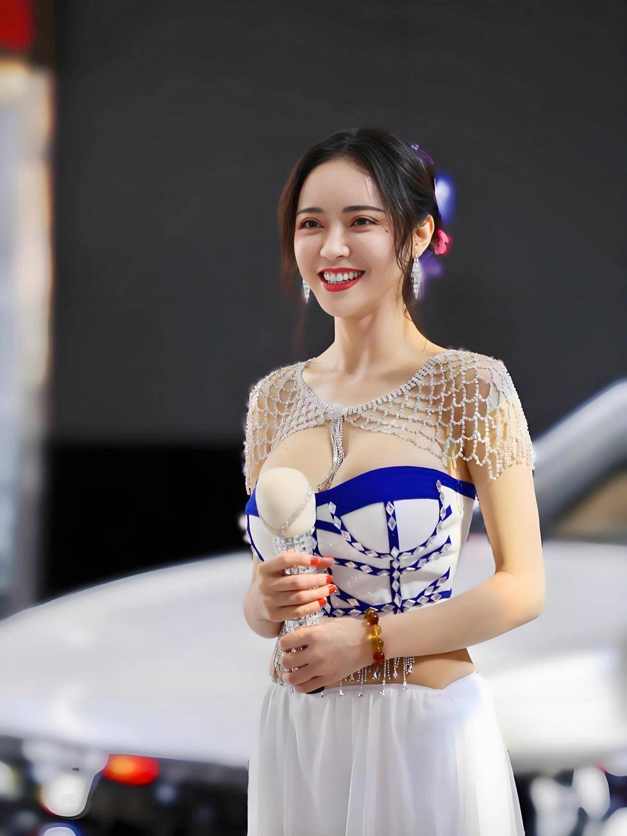 魔鬼身材不愧是模特出身！潘春春最惊艳的3部电影这(图8)